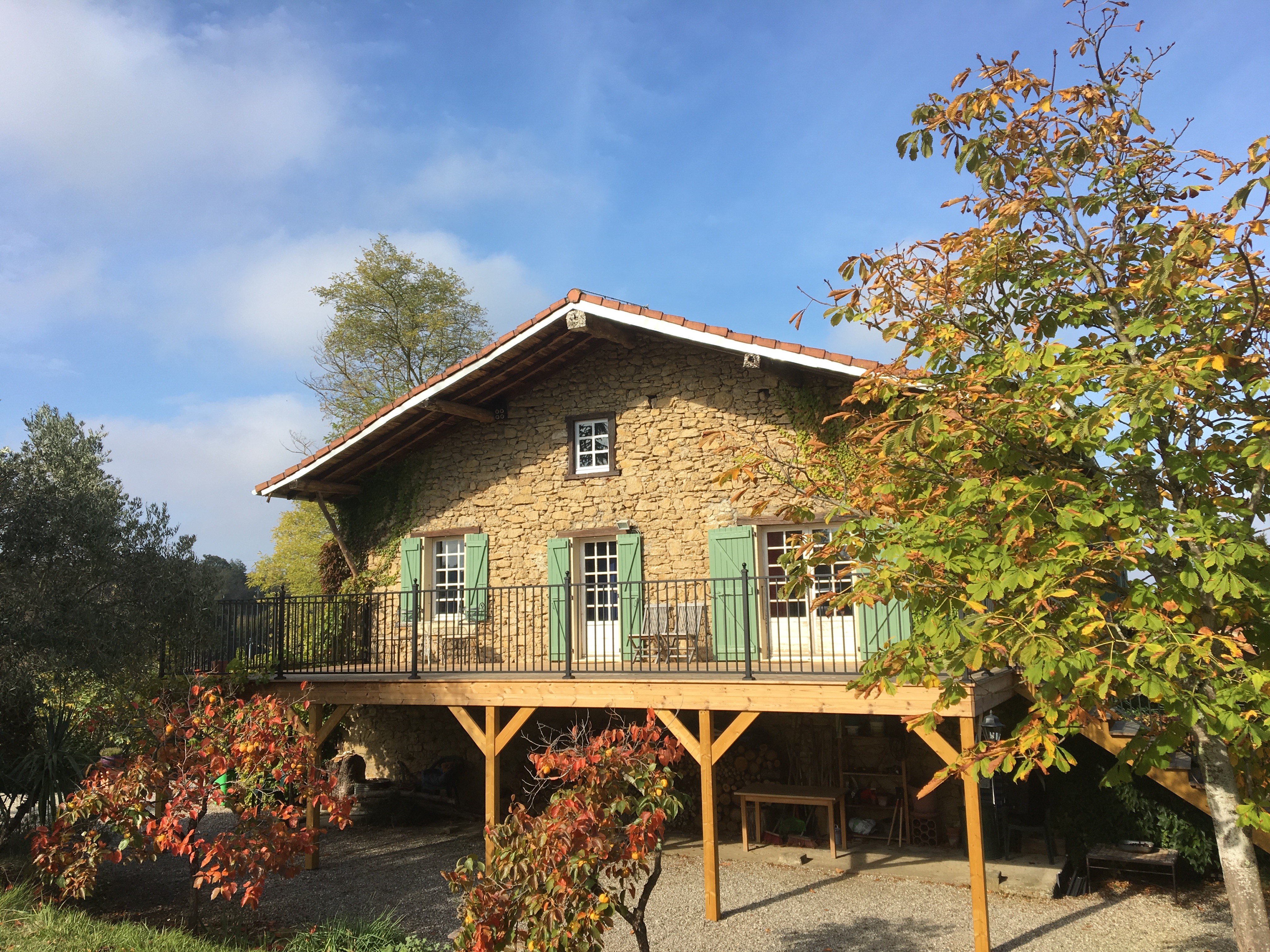 Ce-qu’il-faut-savoir-avant-d’installer-une-terrasse-bois-sur-pilotis