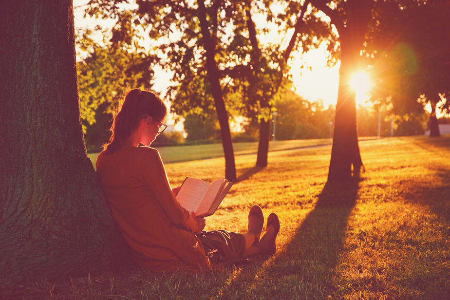 Lire-un-livre-au-calme