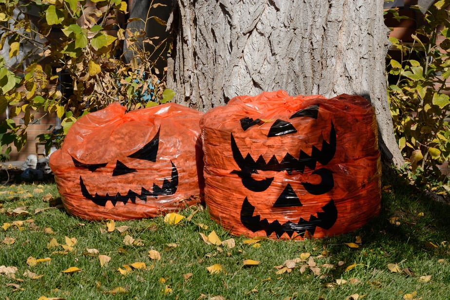 Réutiliser-less-feuilles-tombées-pour-halloween