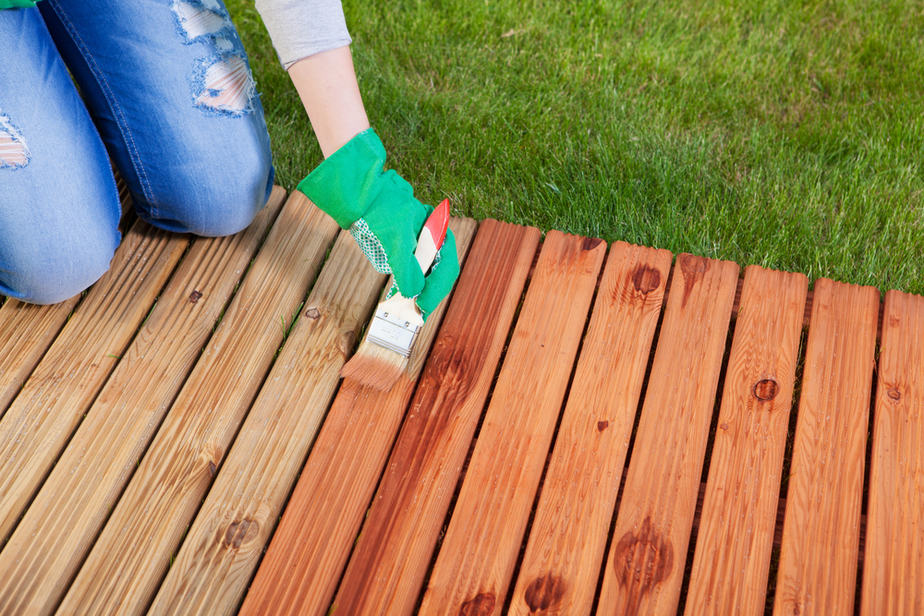 teindre-une-terrasse-en-bois